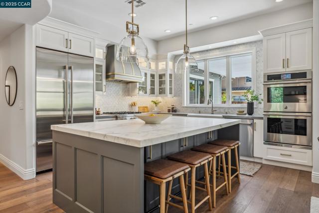 10 Candlelight Lane, Lafayette CA: https://media.crmls.org/mediaz/ebbaae74-e92e-4b6d-b60c-774f89bf5237.jpg