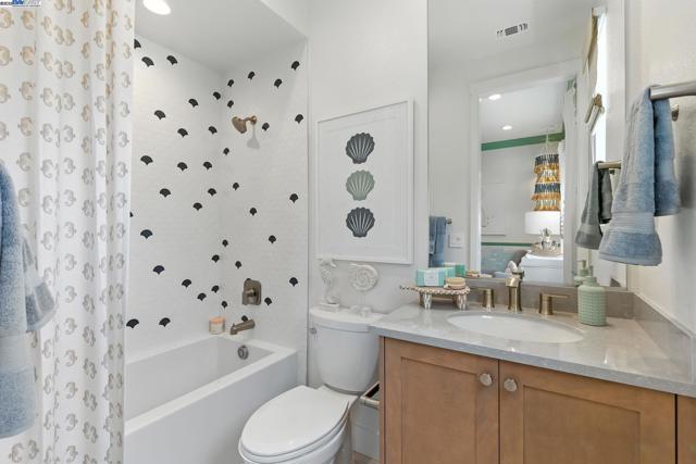 1937 Grand Street, Alameda CA: https://media.crmls.org/mediaz/ebbad7ec-5550-4b43-aef3-3da27b8df760.jpg