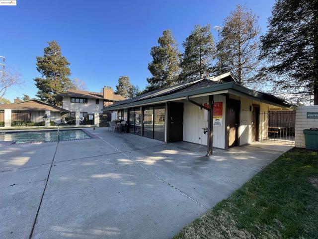 2416 Shadow Ln, Antioch CA: https://media.crmls.org/mediaz/ebbae7ba-3ab8-4850-94c0-d1370ea26f51.jpg
