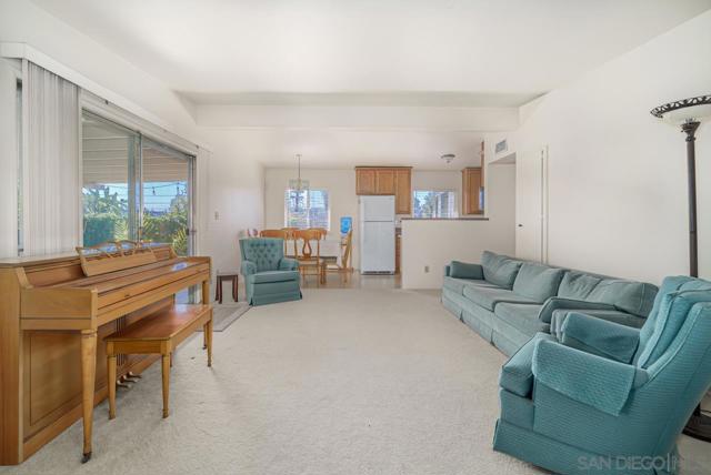 5393 Mary Fellows Avenue, La Mesa CA: https://media.crmls.org/mediaz/ebbb5e84-42e3-4b8d-8b1d-4e346ee2a57b.jpg