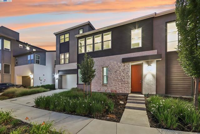 5789 Nugget Way, Dublin CA: https://media.crmls.org/mediaz/ebbbad1d-929e-491b-8298-b9d5d3fcf00f.jpg