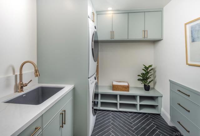 2815 Santa Fe Vista Ct, Encinitas CA: https://media.crmls.org/mediaz/ebbcb385-4555-4a56-8b9a-9ee84adafd3e.jpg
