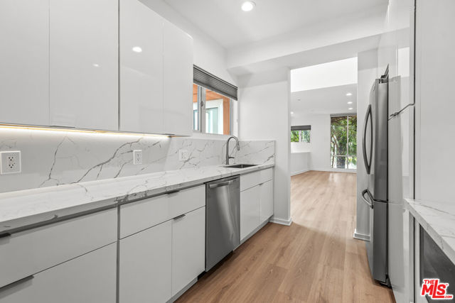 900 N West Knoll Drive, West Hollywood CA: https://media.crmls.org/mediaz/ebbd6fb7-cdbd-4bfd-80f6-e4e0ed325188.jpg