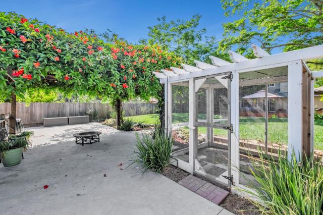 18 Linden Road, Watsonville CA: https://media.crmls.org/mediaz/ebbd9d2f-4a87-4117-82bb-e9a96b1c1637.jpg