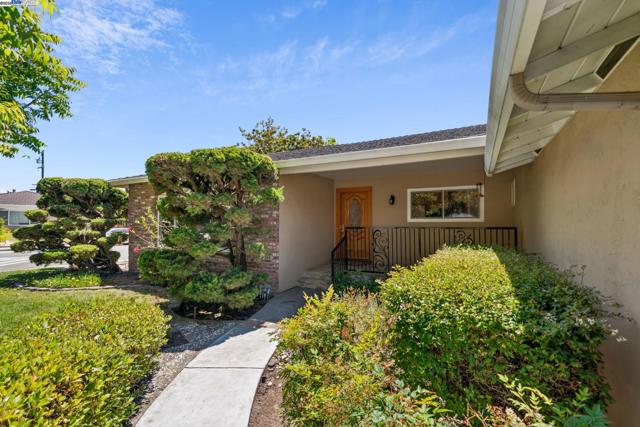 2082 Boxwood Way, Fremont CA: https://media.crmls.org/mediaz/ebbecfa5-ee63-4875-9cbf-b6c7ec0d7af9.jpg