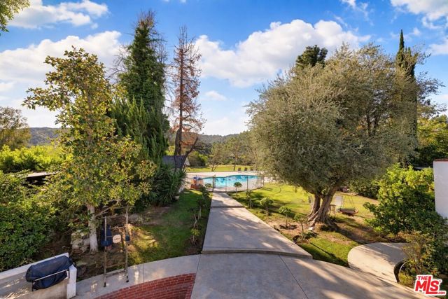 18912 Pasadero Drive, Tarzana CA: https://media.crmls.org/mediaz/ebbf0923-ec57-4d82-ab24-440facf0b251.jpg