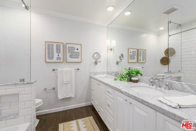 3856 Hayvenhurst Avenue, Encino CA: https://media.crmls.org/mediaz/ebbf4ead-affc-4a17-84d1-f5ffa49f2391.jpg