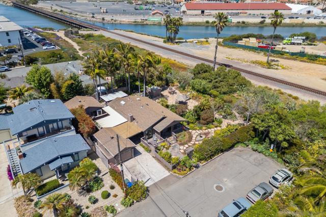 260 27Th St, Del Mar CA: https://media.crmls.org/mediaz/ebbf5d31-dbb9-44d7-9a3f-68f67f2986a3.jpg