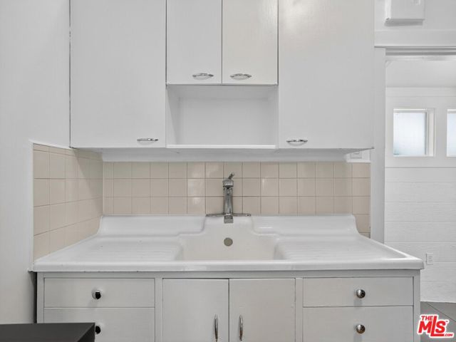 2565 Glen Green Street, Los Angeles CA: https://media.crmls.org/mediaz/ebbfbdf1-7b14-45c7-a698-5e49208dfe97.jpg