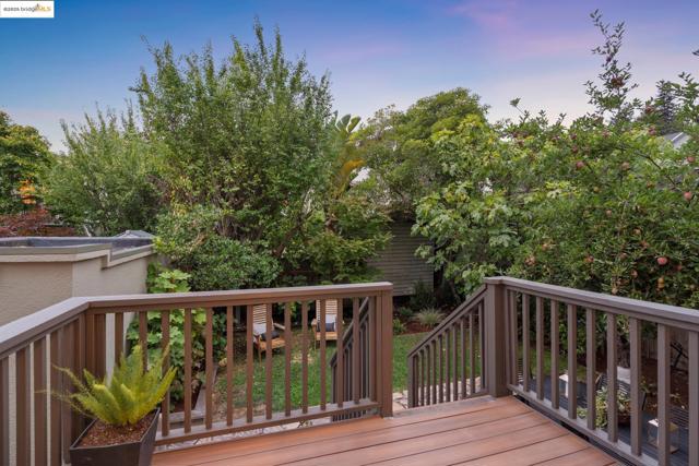 1071 Harvard Rd, Piedmont CA: https://media.crmls.org/mediaz/ebc03275-3c3b-4277-9801-7e2fead11152.jpg