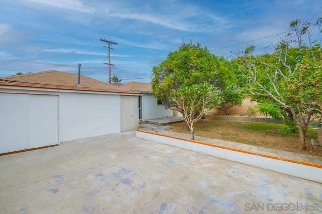 1354 Chalcedony St, San Diego CA: https://media.crmls.org/mediaz/ebc03714-587e-4714-b739-d120443ec95d.jpg