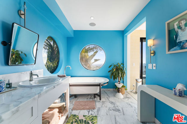 1501 Viewsite Terrace, Los Angeles CA: https://media.crmls.org/mediaz/ebc193e8-4f48-46fa-9dfa-48b40265e735.jpg