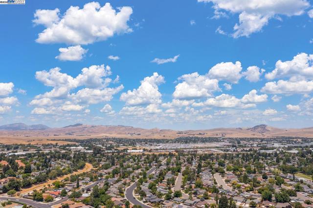 5221 Roxanne Ct, Livermore CA: https://media.crmls.org/mediaz/ebc3240e-bc39-43f0-94a7-aef64d092ca4.jpg