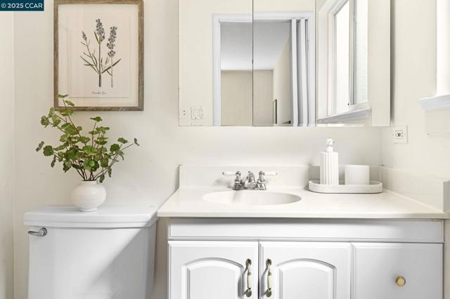 5 Dickenson Dr, Moraga CA: https://media.crmls.org/mediaz/ebc3259e-7c15-478a-816b-4e71a7395577.jpg