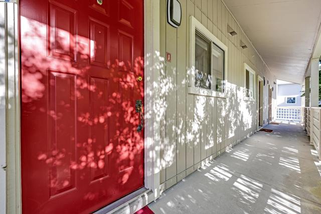 2719 Oak Rd, Walnut Creek CA: https://media.crmls.org/mediaz/ebc4cec4-7356-4dbd-9442-f97aae833b61.jpg
