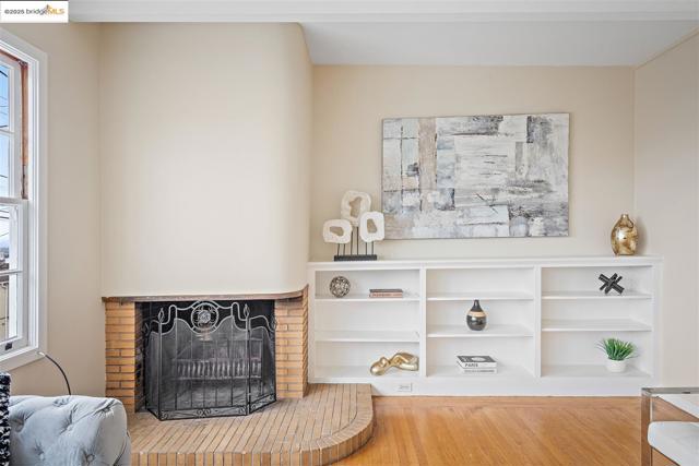 262 Byxbee St, San Francisco CA: https://media.crmls.org/mediaz/ebc4f6f7-eeb1-4c51-adee-29acecdb8732.jpg