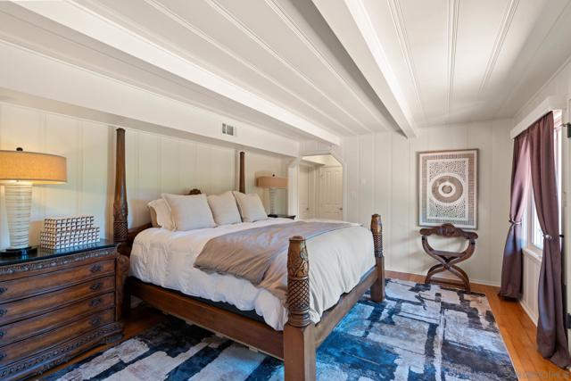 6347 Las Colinas, Rancho Santa Fe CA: https://media.crmls.org/mediaz/ebc5c825-1c73-4d6a-af27-69d2140fcf5c.jpg