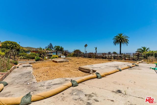 1033 Lachman Lane, Pacific Palisades CA: https://media.crmls.org/mediaz/ebc6a2bb-af12-4380-acd3-486db265230c.jpg