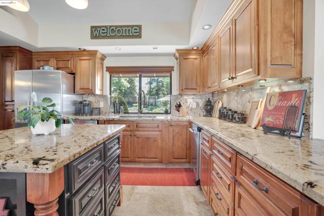 2960 Almondwood Pl, Oakley CA: https://media.crmls.org/mediaz/ebc7a3df-e88a-496f-b507-38a26faeeed9.jpg
