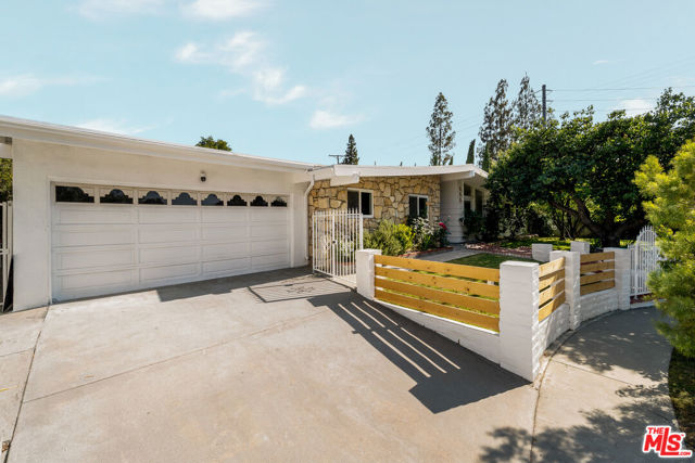 23020 Lita Place, Woodland Hills CA: https://media.crmls.org/mediaz/ebc86a1e-9ccb-40fa-9101-04e5efe0ae22.jpg