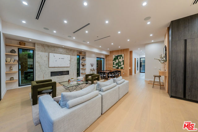4532 Calhoun Avenue, Sherman Oaks CA: https://media.crmls.org/mediaz/ebc93f50-8d7a-4665-8482-95adf8d5c499.jpg