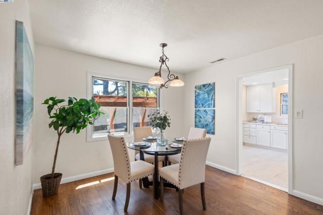 2948 Glenside Dr, Concord CA: https://media.crmls.org/mediaz/ebca0b4d-5868-4cf3-a563-05b705bf622f.jpg