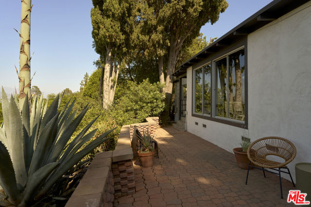 11764 Laurelcrest Drive, Studio City CA: https://media.crmls.org/mediaz/ebca5b15-8515-4cb1-8c63-5a0f87700e85.jpg