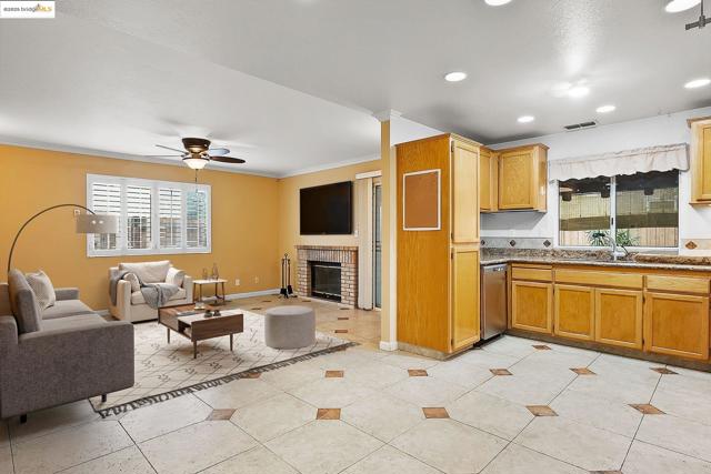 5130 Kegan Ln, Oakley CA: https://media.crmls.org/mediaz/ebca5ff5-fb39-4bc2-82ac-9893eab277ae.jpg