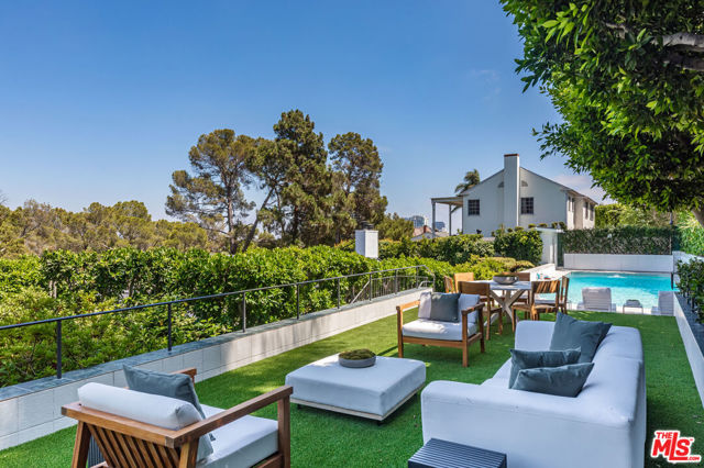 365 Norcroft Avenue, Los Angeles CA: https://media.crmls.org/mediaz/ebcbbaa8-8dae-4545-a307-df692d7fa8d3.jpg