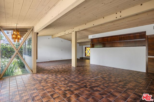 8400 Encino Avenue, Northridge CA: https://media.crmls.org/mediaz/ebccd100-3972-436d-bcd7-ed5406152f82.jpg
