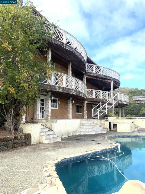 29 Anton Way, Novato CA: https://media.crmls.org/mediaz/ebcde511-1195-4c9b-a1de-cff6650e92b0.jpg