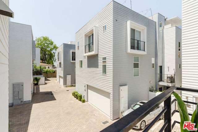 1931 Griffith Park Boulevard, Los Angeles CA: https://media.crmls.org/mediaz/ebce5afb-3bdd-477f-a739-6a1df3a30b39.jpg