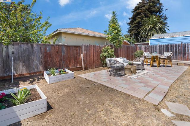 455 32nd St, Richmond CA: https://media.crmls.org/mediaz/ebcea7bb-7b10-411a-9332-a31705559c32.jpg