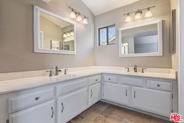 26816 Cactus Trail, Agoura Hills CA: https://media.crmls.org/mediaz/ebcef625-badf-47a0-8612-4418cca2eeff.jpg