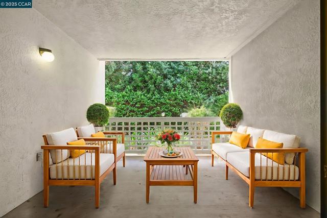 2584 Oak Rd, Walnut Creek CA: https://media.crmls.org/mediaz/ebcf9c5c-2588-435f-8a83-6b19f573ca7c.jpg