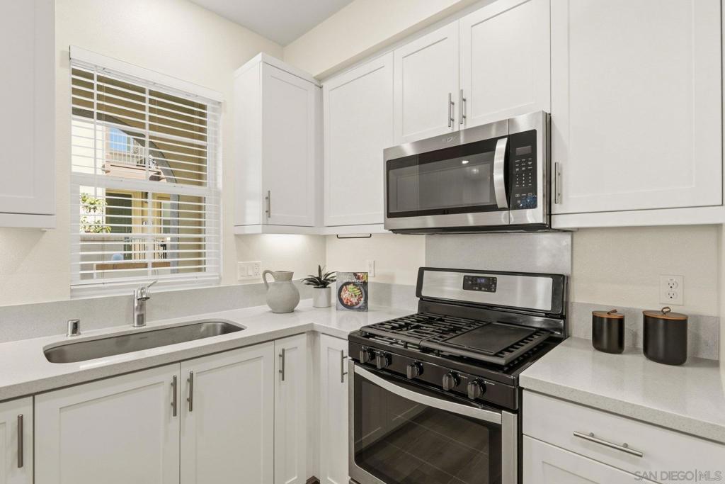 827 Blackstone - photo 12