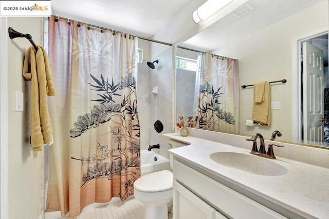1281 Sea Vista Dr, Brentwood CA: https://media.crmls.org/mediaz/ebd022bb-e61c-4887-9454-76ea7f52aba1.jpg