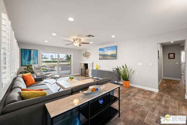 2002 S Bobolink Lane, Palm Springs CA: https://media.crmls.org/mediaz/ebd1211b-8a75-4e5d-903b-606c2b9b5124.jpg