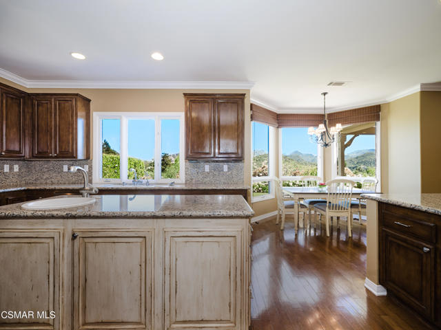 1624 Bushgrove Court, Lake Sherwood CA: https://media.crmls.org/mediaz/ebd3e242-ad1b-4093-96a1-2ceea99b7d06.jpg