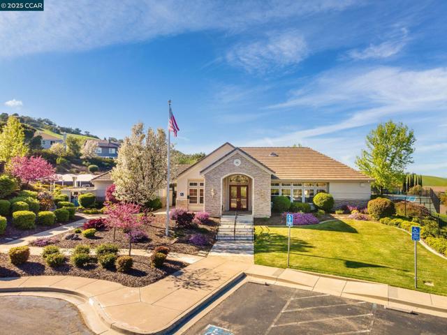 1039 Rolling Woods Way, Concord CA: https://media.crmls.org/mediaz/ebd4e5af-6b14-4292-bdf4-3fbf29df83cc.jpg