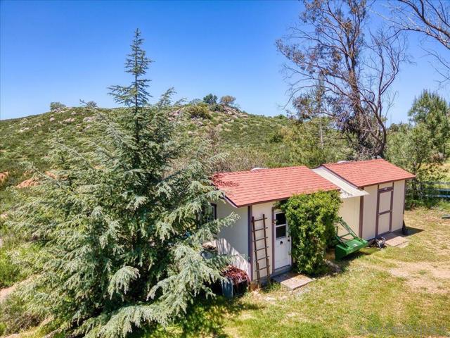 24903 Oakana Rd, Ramona CA: https://media.crmls.org/mediaz/ebd4e6d4-d43c-43aa-b04d-ec63e4c426a3.jpg