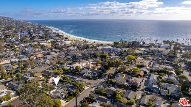 417 Poplar Street, Laguna Beach CA: https://media.crmls.org/mediaz/ebd5b7f3-2bff-492a-952e-148ff2cd39e9.jpg