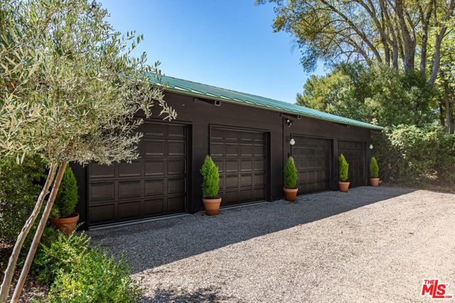 10999 Ojai Santa Paula Road, Ojai CA: https://media.crmls.org/mediaz/ebd613bd-8643-4500-8bef-8980924f5851.jpg