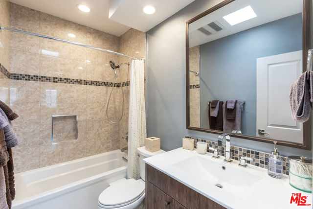 15161 Magnolia Boulevard, Sherman Oaks CA: https://media.crmls.org/mediaz/ebd68236-8551-4a2a-9c8a-a02bce3c2439.jpg