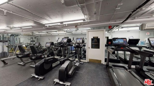 10120 Empyrean Way, Los Angeles CA: https://media.crmls.org/mediaz/ebd800fa-939a-44c7-b4f6-272aa694b793.jpg