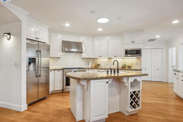628 Saint Mary St, Pleasanton CA: https://media.crmls.org/mediaz/ebda32ad-45ec-4d0a-a1d9-aeab242d641e.jpg