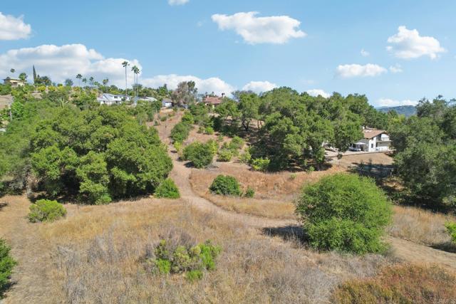 1797 99 Rabbit Hill, Fallbrook CA: https://media.crmls.org/mediaz/ebda81f9-c8d8-4bac-8bbf-df436e012d54.jpg