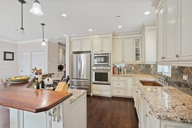7824 Exchange Pl, La Jolla CA: https://media.crmls.org/mediaz/ebda9136-2a09-4f94-a526-9b5f0f573bf8.jpg