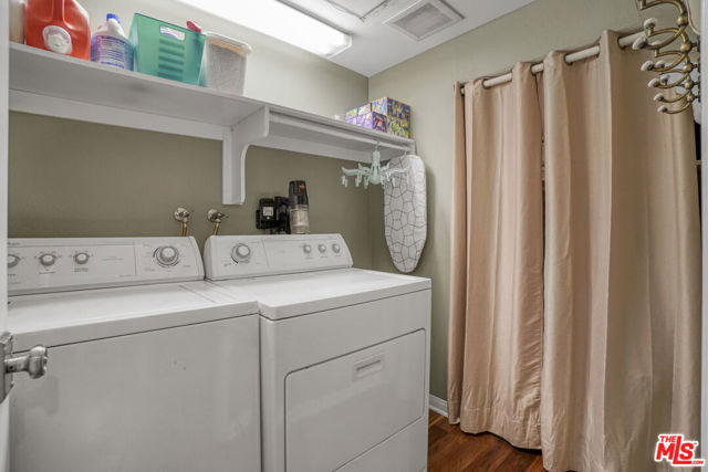 4401 Moorpark Way, Toluca Lake CA: https://media.crmls.org/mediaz/ebdcf380-8f4d-47ea-894c-ebfdf506422d.jpg