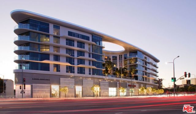 8500 Burton Way, Los Angeles CA: https://media.crmls.org/mediaz/ebddf60f-2efb-4a16-997d-10e902232750.jpg
